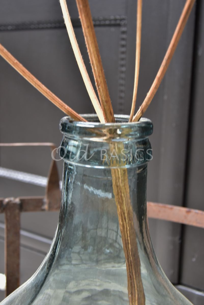 Detail van Mand met vaas, roest, materiaal glas